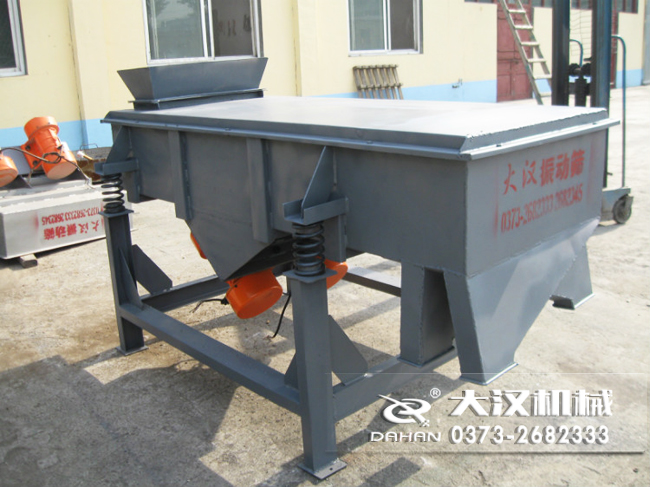 1016型直線振動篩的材質(zhì)分為：不銹鋼，碳鋼兩種可以選擇。