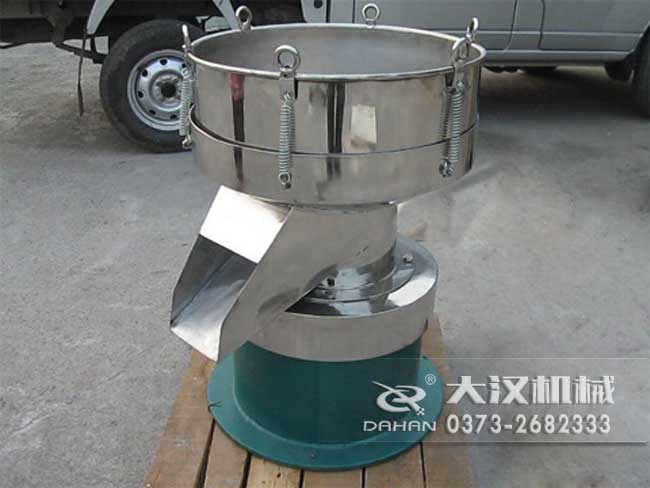 涂料振動篩由：框體，振動斗，出料口，振動電機(jī)底座等部件組成