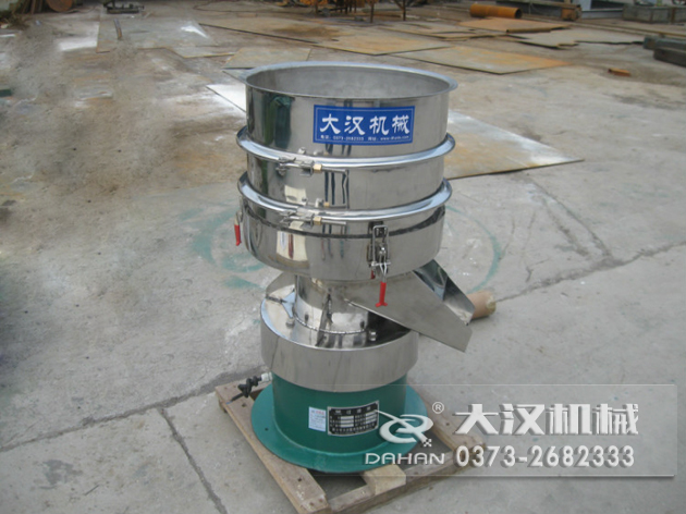 涂料過濾振動篩：利用振動電機(jī)的振動力帶動物料在篩網(wǎng)上進(jìn)行篩分，從而利用篩網(wǎng)孔徑的大小不同，完成涂料的分級，除雜等篩分目的。