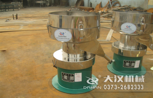 涂料振動篩底部為碳鋼材質(zhì)，上半部分與無聊接觸的為不銹鋼材質(zhì)，這種產(chǎn)品能夠在成本上有所節(jié)約。