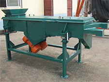 碳鋼加裝料斗的雙層直線振動篩。