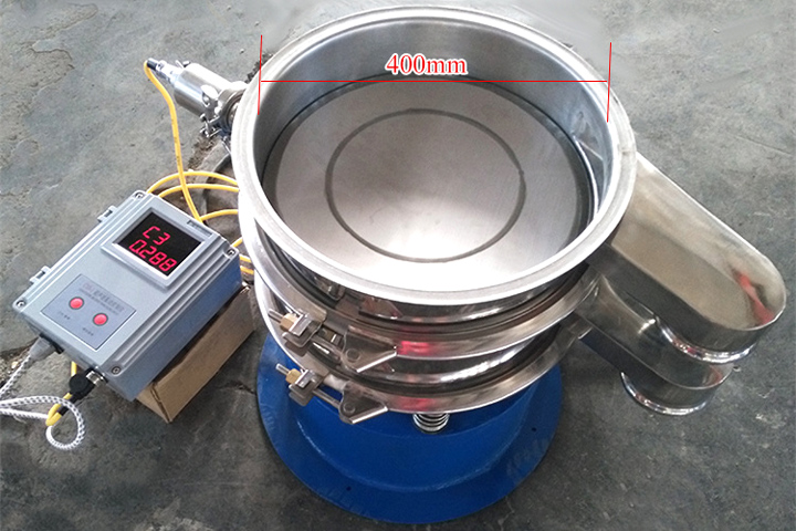 小型振動篩采用彈跳球為清網(wǎng)裝置，清網(wǎng)效果好。