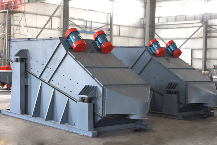 ZSG礦用振動篩采用雙電機(jī)振動，電機(jī)位置安裝在頂部，便于更好的傳遞振動力。