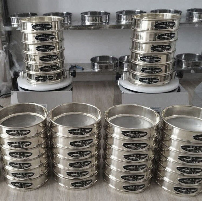 試驗(yàn)篩采用SUS403不生銹材質(zhì)，篩框壁厚0.6mm經(jīng)久耐用不變形，可耐400°高溫，可用于無(wú)機(jī)，有機(jī)溶液。