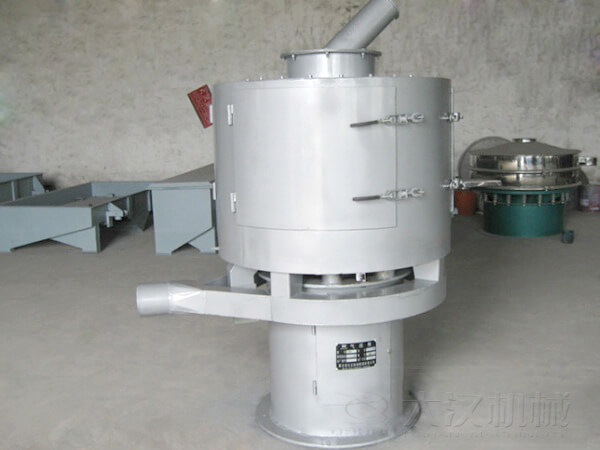 氣流篩與其它普通振動(dòng)篩不同的是其采用的是立式篩網(wǎng)，篩分主要?jiǎng)恿?lái)自風(fēng)機(jī)的吹動(dòng)帶動(dòng)物料撲向篩網(wǎng)，從而完成篩分目的。